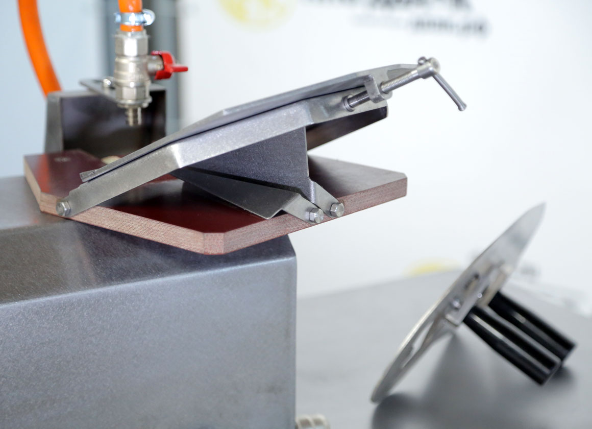 Выставление угла заточки куттерного ножа