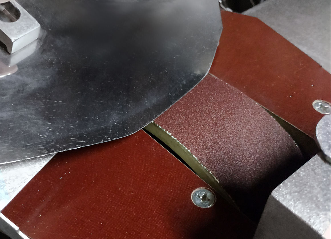 точка заточки, куттерный нож опущен